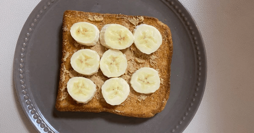 bánh mỳ nướng bơ đậu phộng và chuối