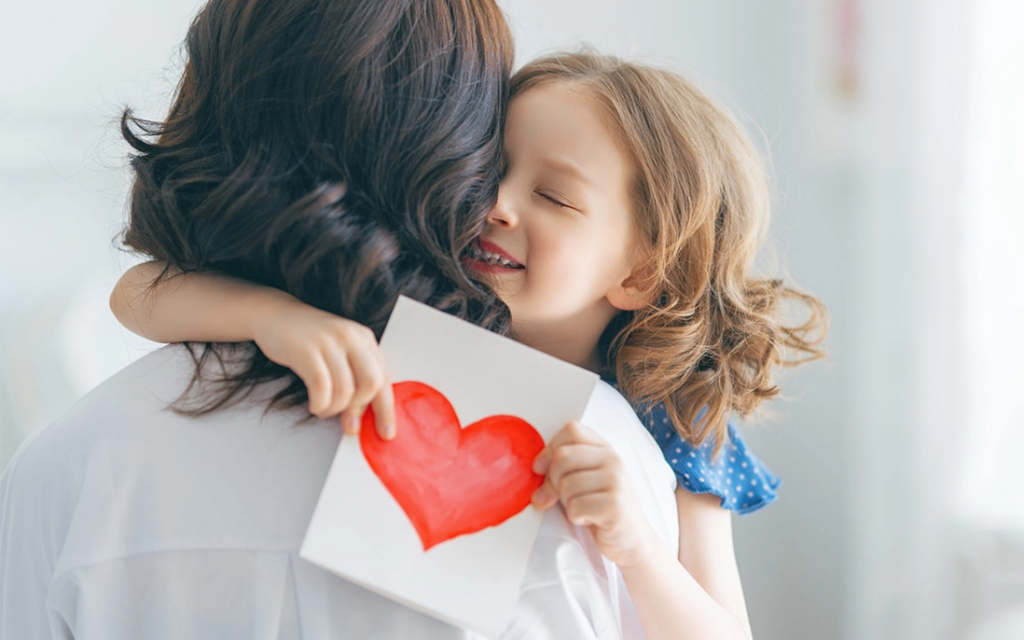 mẹ và con gắn kết yêu thương